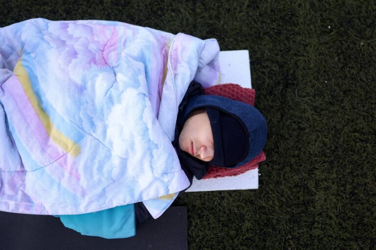 Kako su studenti proveli noć, koja je bila hladna, na stadionu u Inđiji