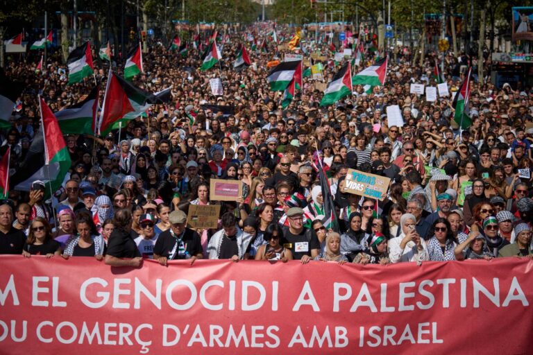 Desetine hiljada u Barseloni demonstriraju u znak podrške Palestincima i protiv rata u Gazi